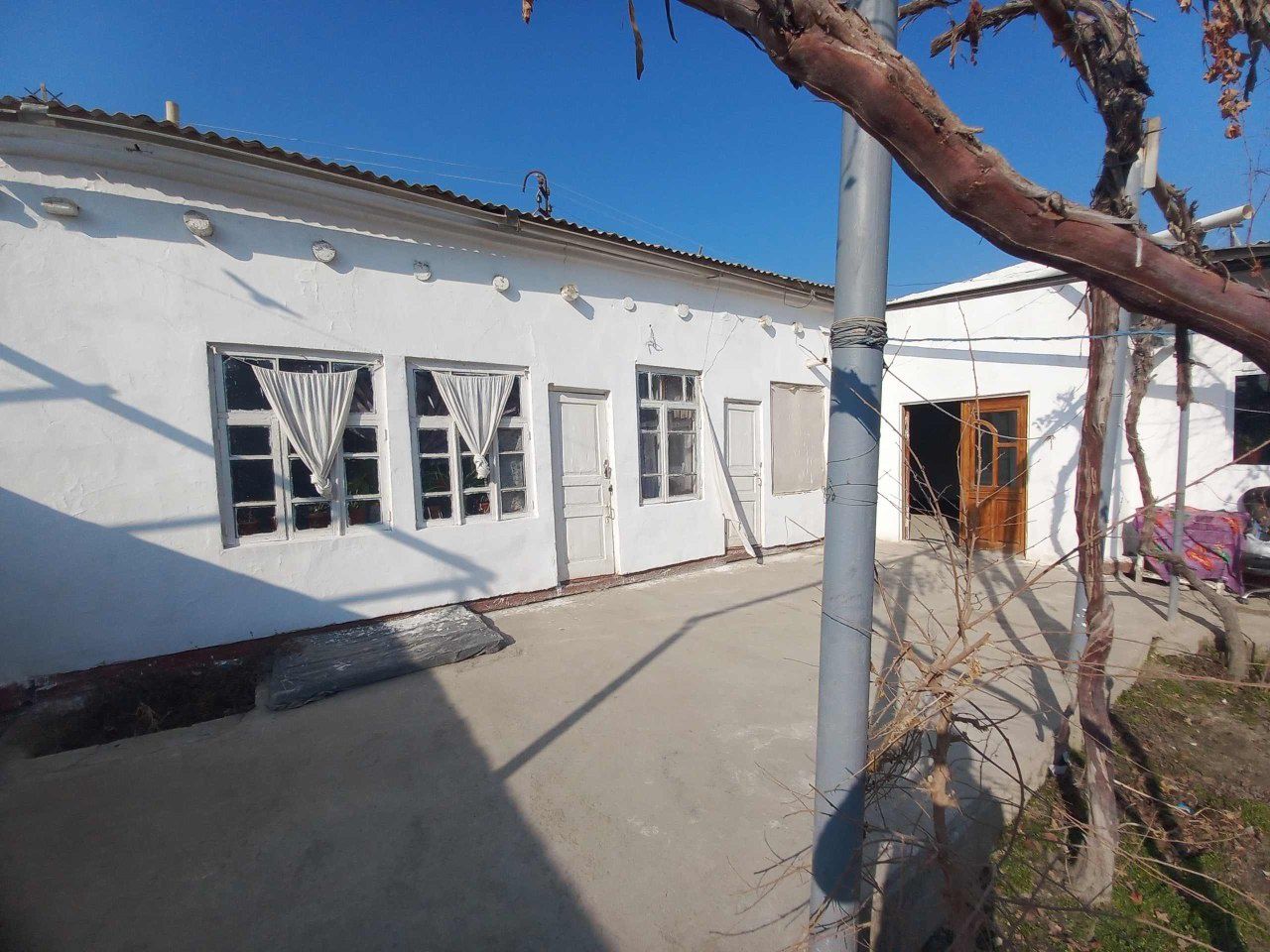 Срочно продается участок,4,5 сотох, имеется 2 больших подвала,