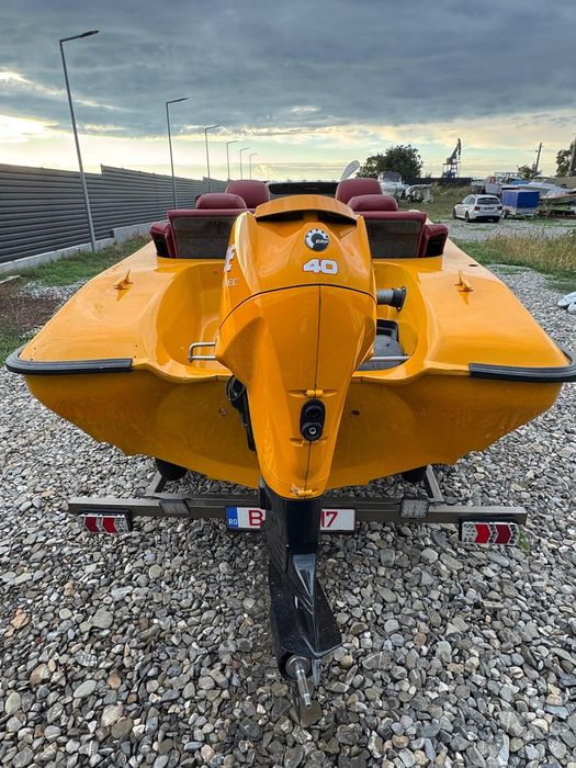 Barca Mustang cu motor Evinrude E-Tec 40 Cp