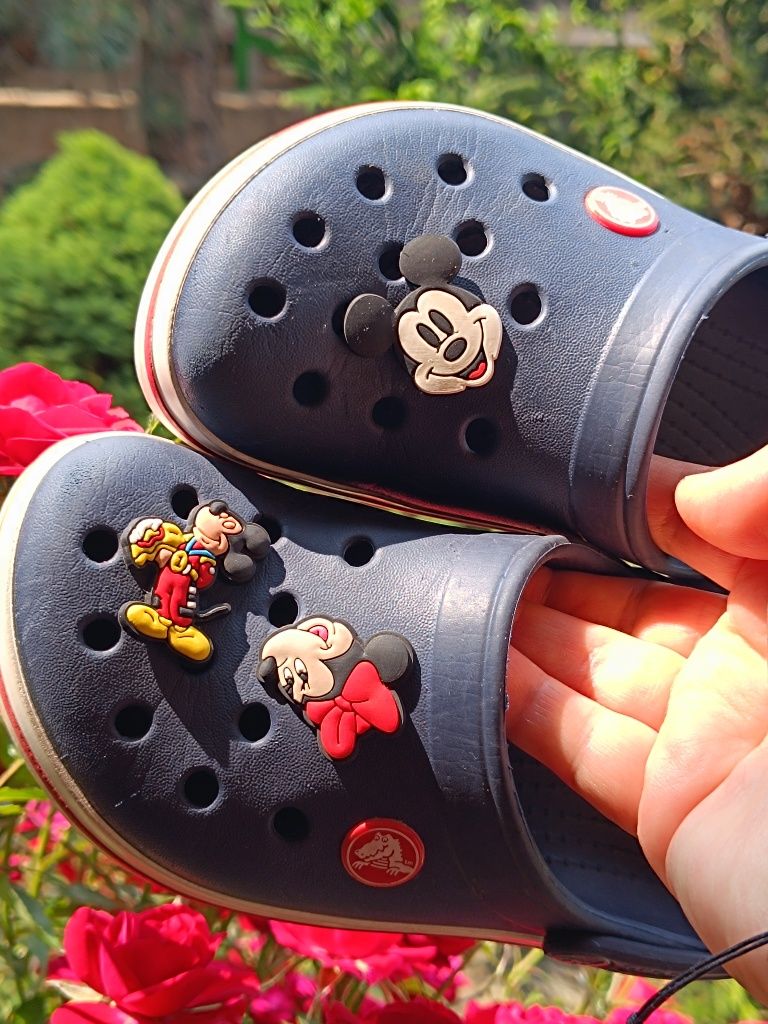 Vând șlapi Crocs