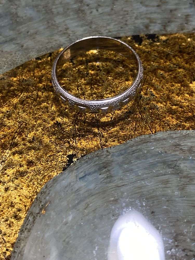 Златен пръстен 18 карата/750, бяло италианско злато, 3 грама.