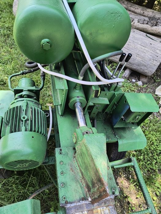 Spărgător lemne cu rampa hidraulica și cârlig remorcare.