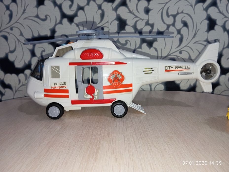 Игрушечный вертолет