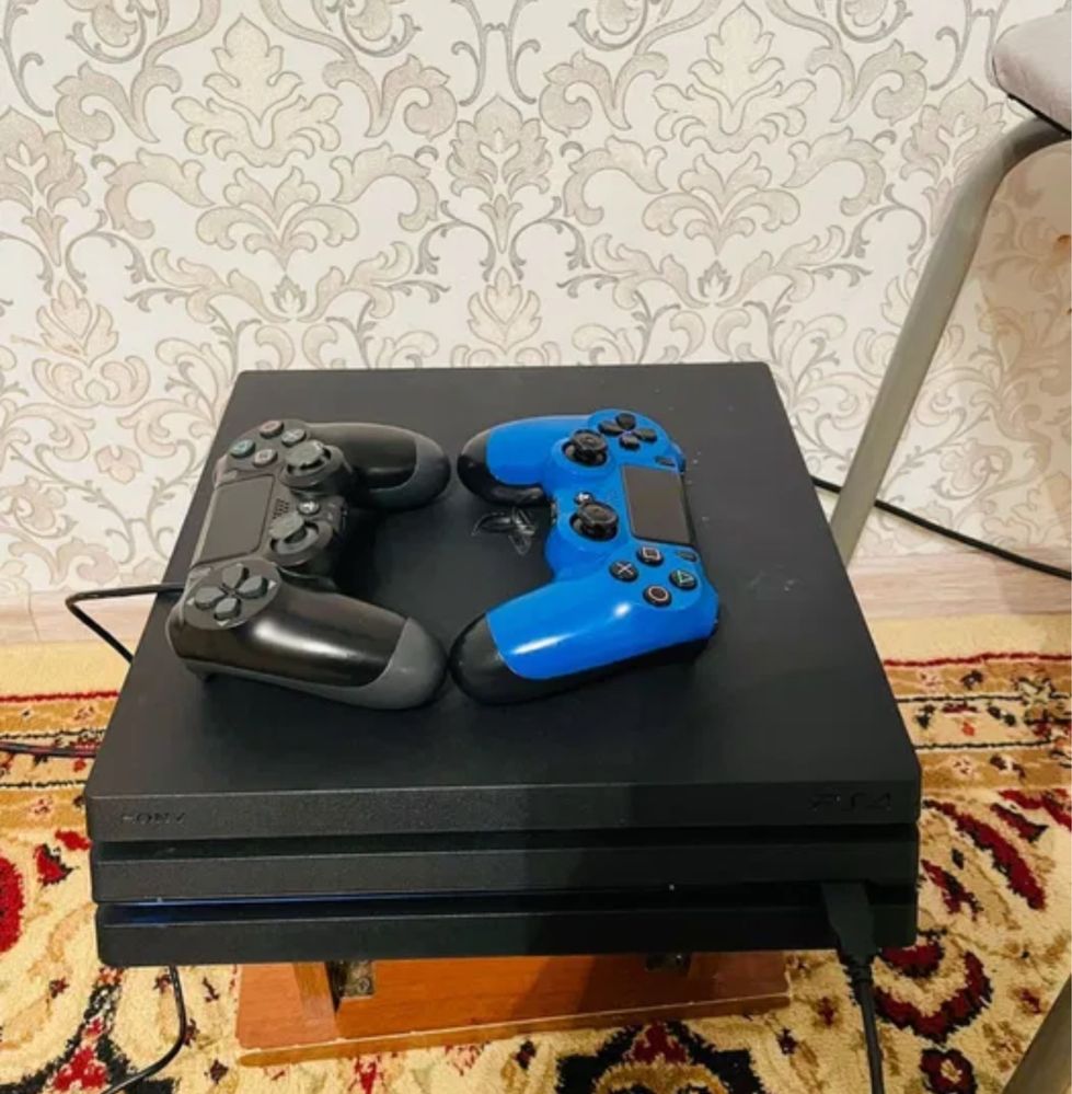 PS4 в хорошем сост два джойстика и игры закаченные