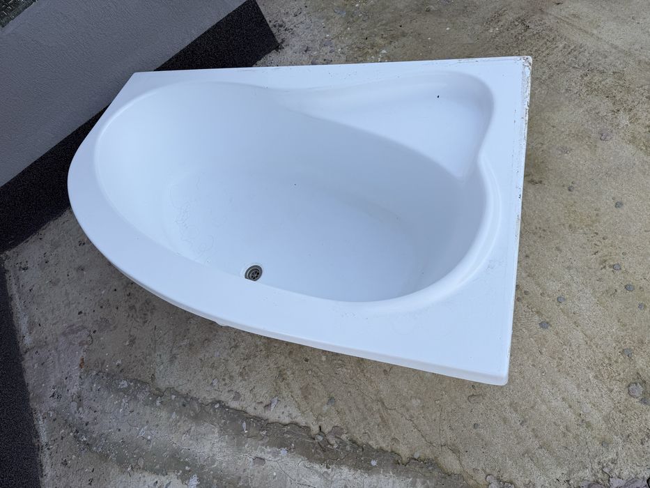 Vand cada pe colt in perfecta stare cu suporti si laterala