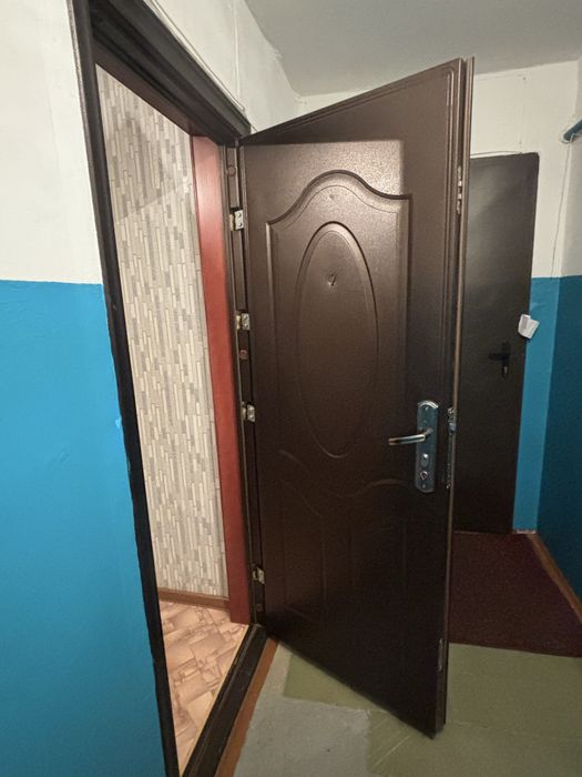 ВХОДНАЯ ДВЕРЬ,в хорошем состоянии!