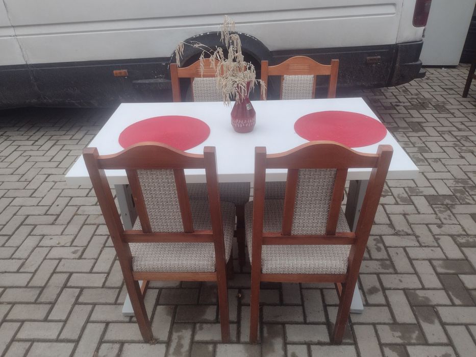 Mese și scaune din lemn masiv