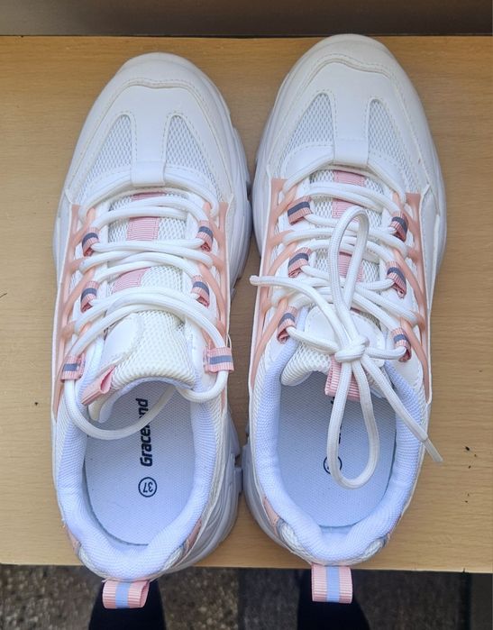 Чисто нови бели дамски маратонки