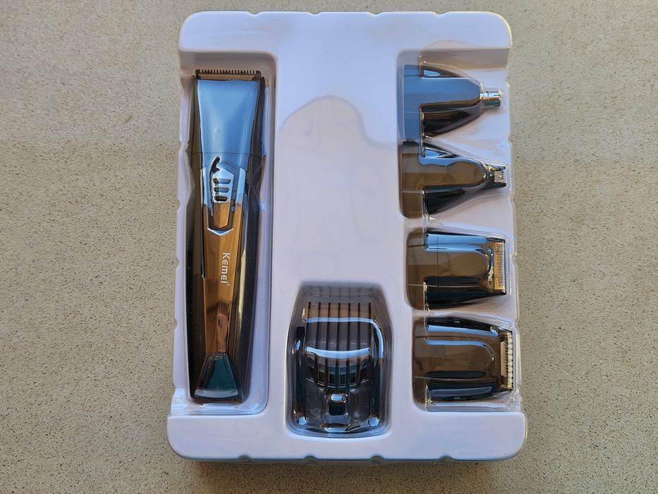 Безжична машинка за подстригване 8 в 1 Kemei KM-640, с аксесоари