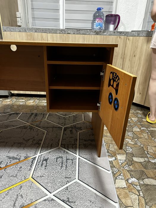 Компьютерный, писменный стол.