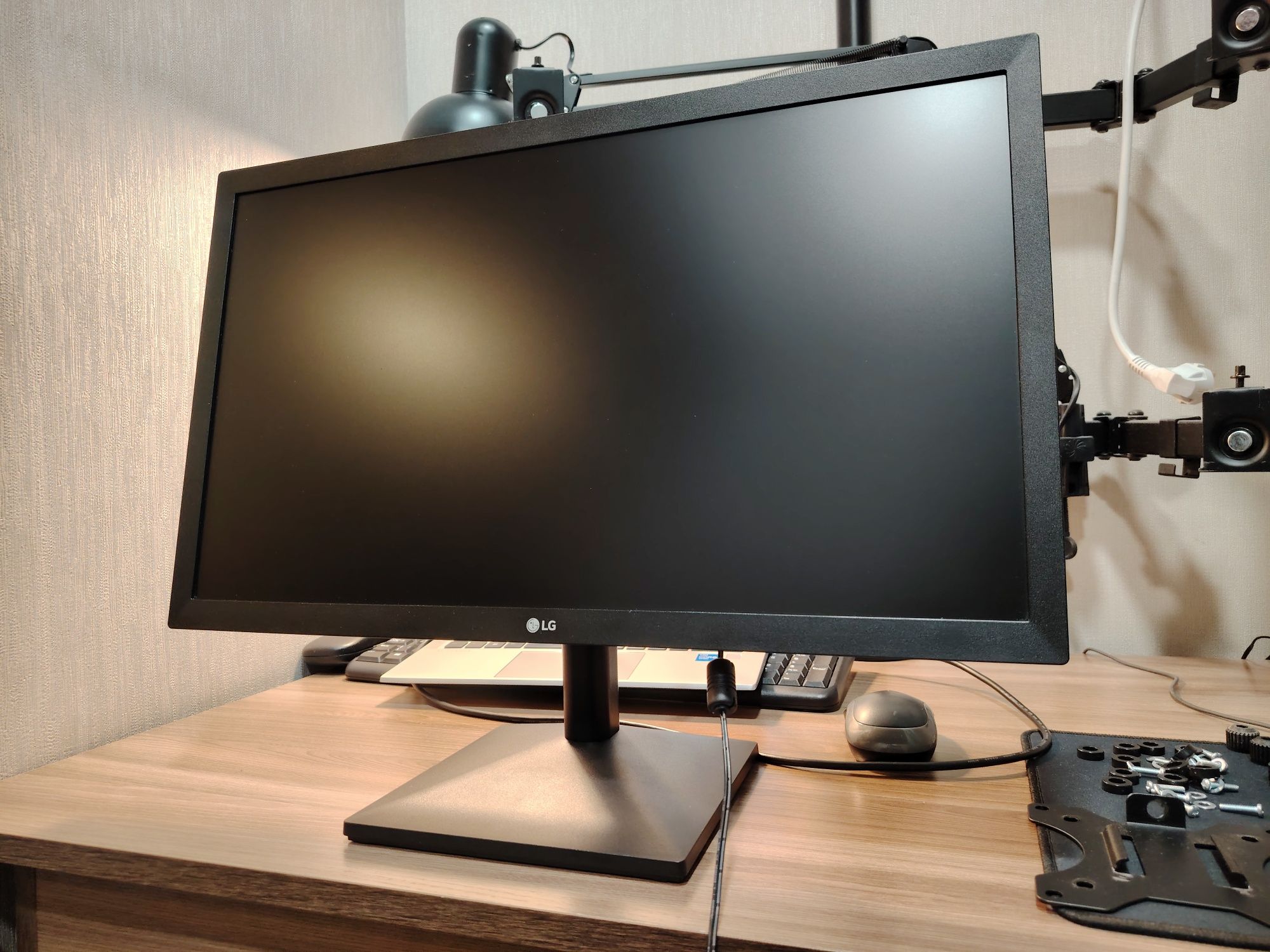 Монитор LG 22 дюйма, IPS матрица