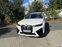 BMW iX BMW iX xDrive 4.0 GoldEdition•2022•20.303 km•Alb perlat•TVA Deductibil