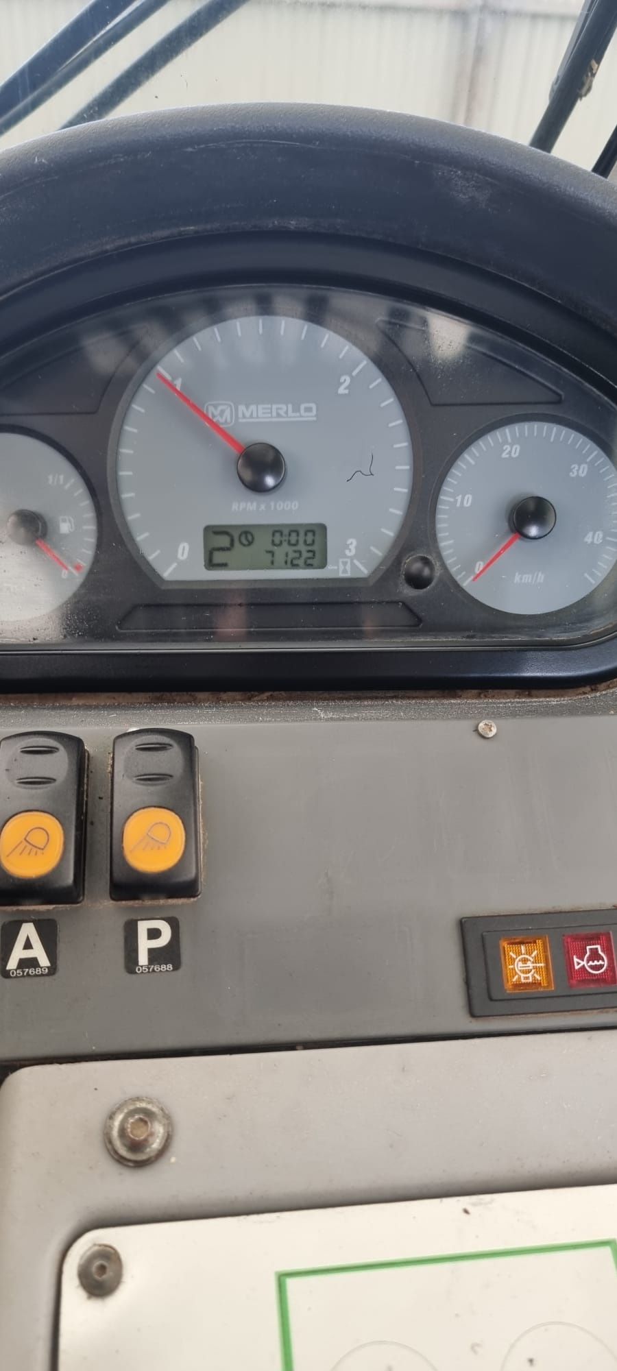 Vând incarcator  Merlo P 32.6
