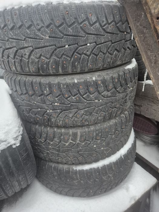 Продам зимнюю резину 2 болона хороших 225,60.18