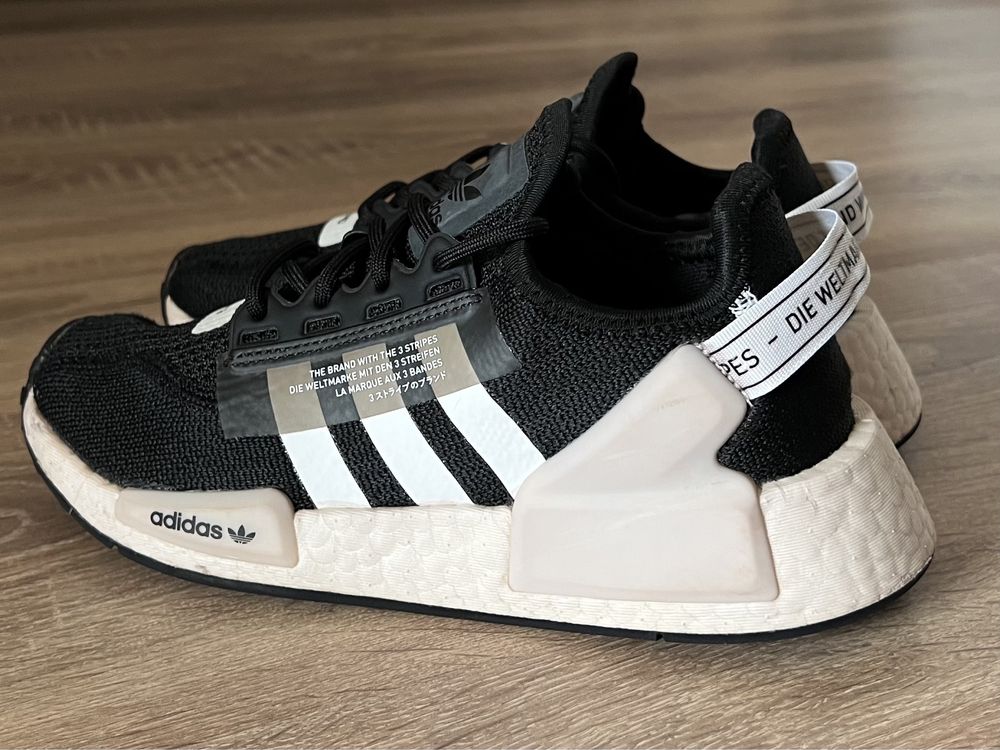 Adidas NMD-R1 V2.. marime 36