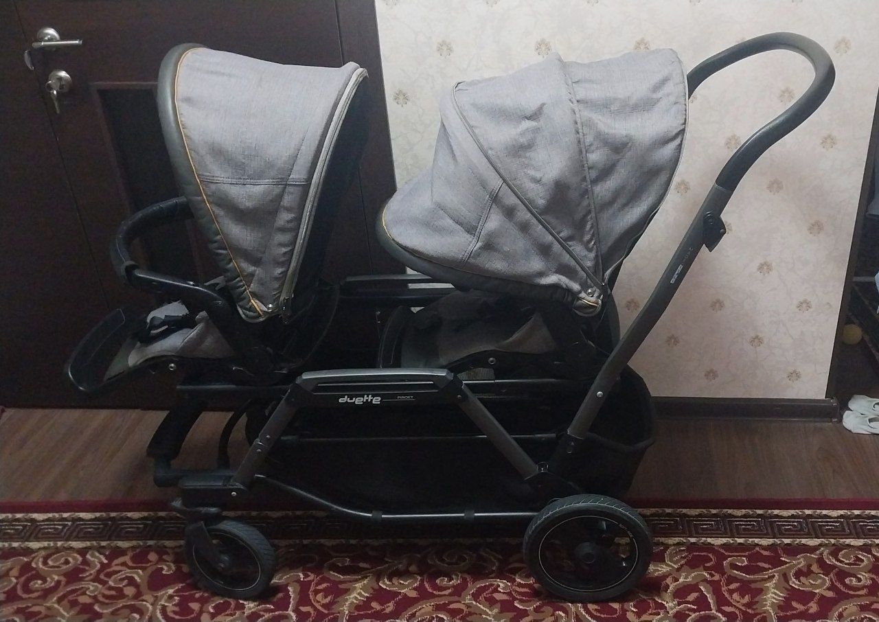 Egizaklar uchun kolyaska