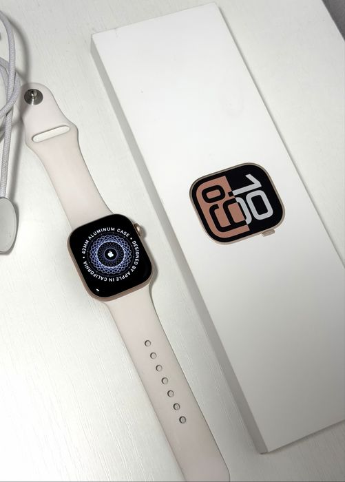 Apple Watch Series 10, 42 мм — золотисто-белые, как новые