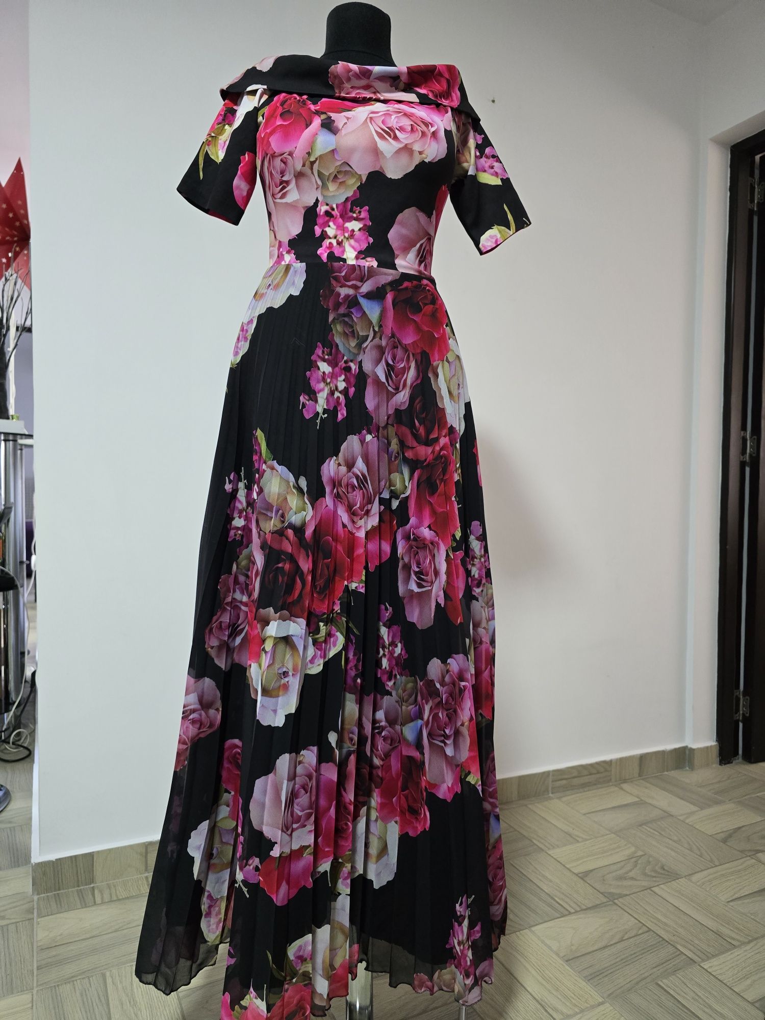 Rochie superba, imprimeu floral, plisata, cu decolteu tip barcuta