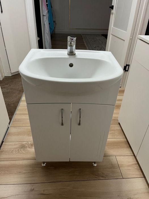 Продам раковину с тумбой