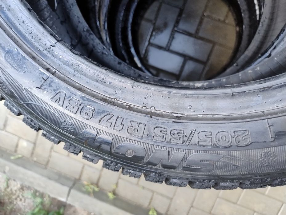Vând set anvelope iarna 205 / 55 / R17 RIKEN