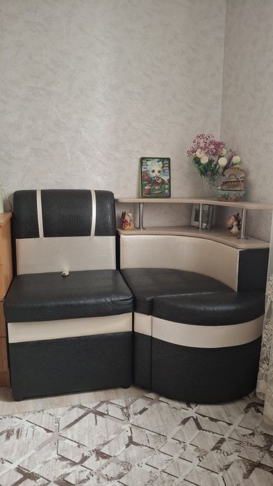 Продам угловой диван (для кухни)