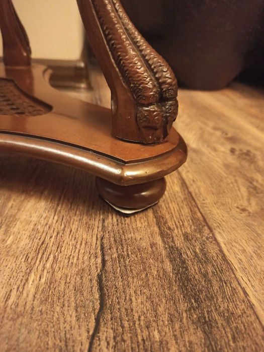 Старинна помощна масичка с лебеди