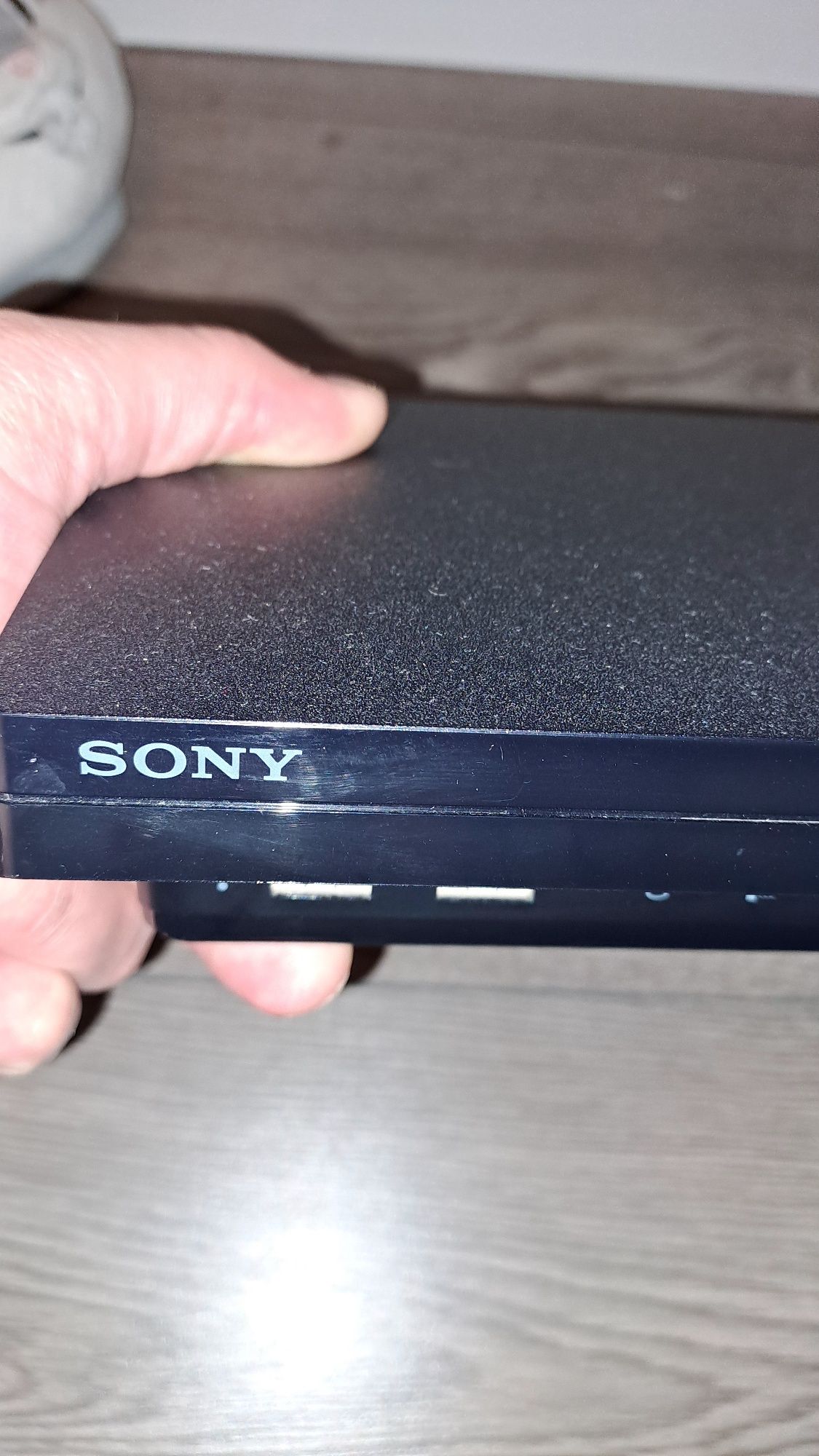 Vând PS 3 impecabil cu 2 manete Sony  originale și cabluri preț de 400
