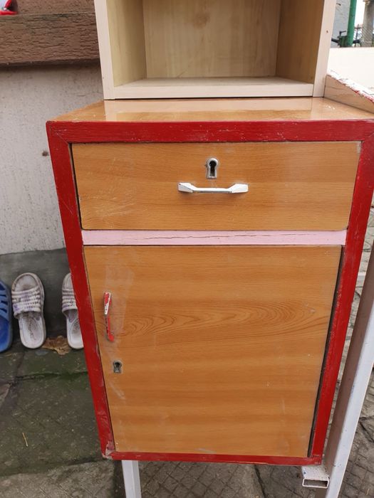 Щендери за дрехи и бюра