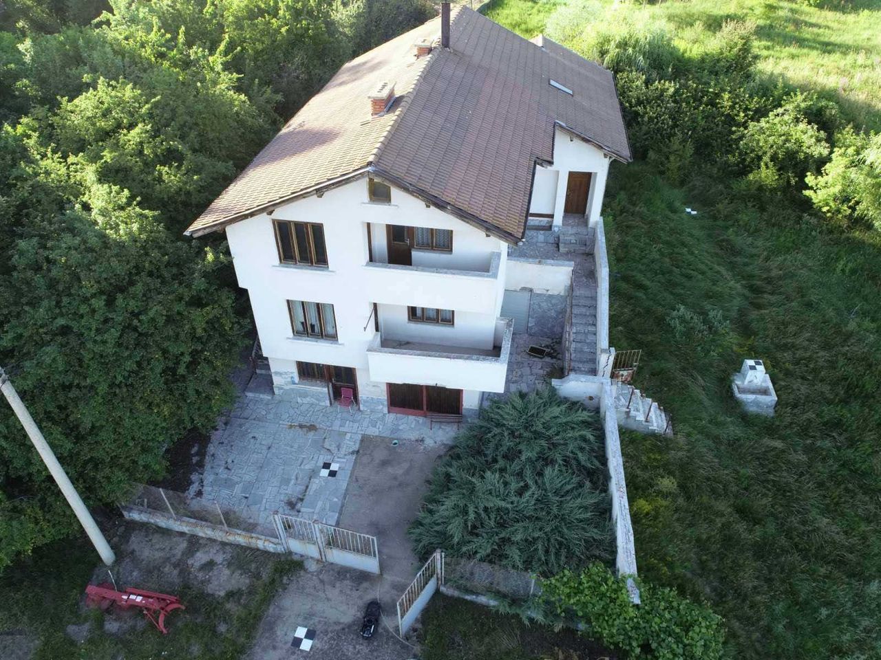 Продава се Къща в с. Ярлово, Област София-област - 300 кв.м за 350 €/кв.м - Снимка #1