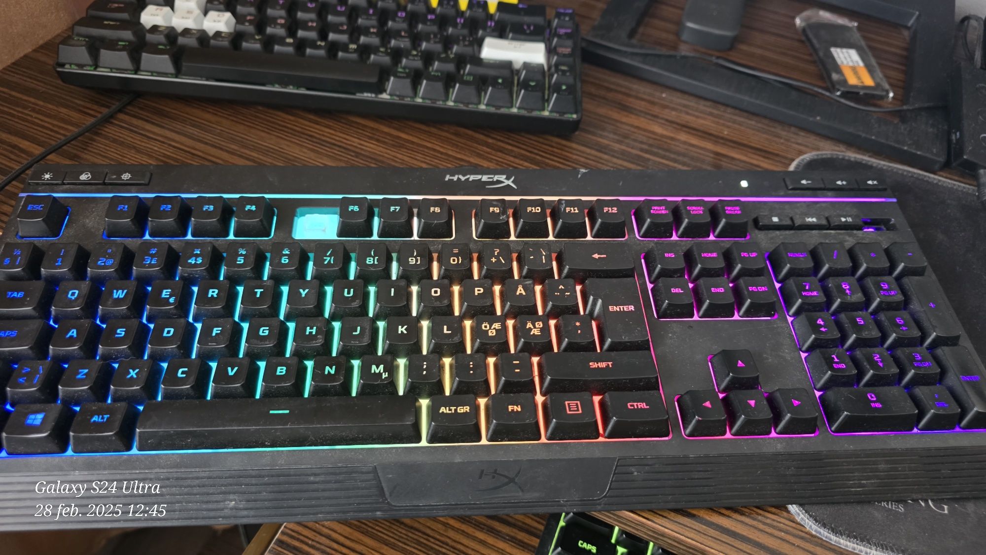 Vând tastatura hyperex gaming. Lipsa 2 butoane.. Si razer deathadder