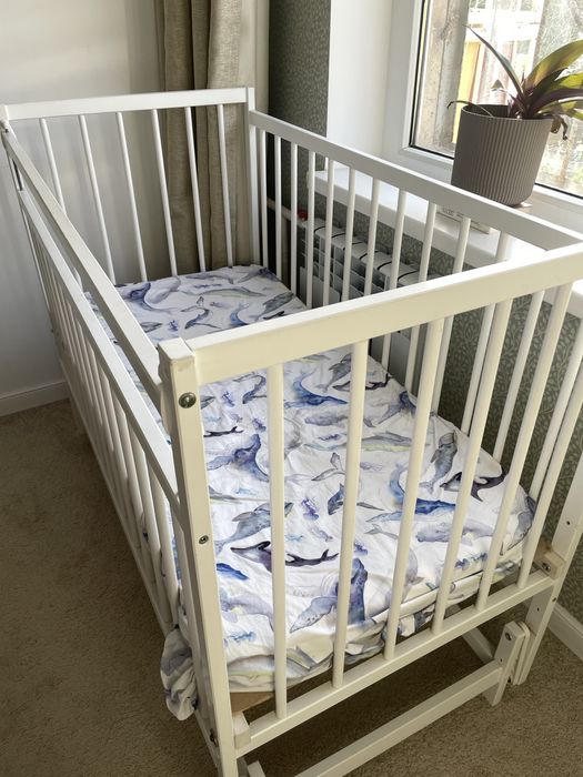 Кроватка детская с маятником