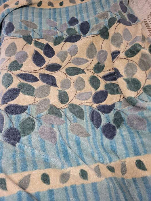 Покрывало на большую 2хспальную кровать или диван.