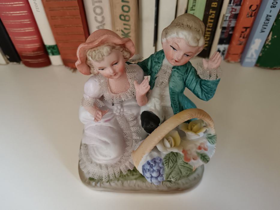 Порцеланова фигурка момиче и момче с кошница цветя
