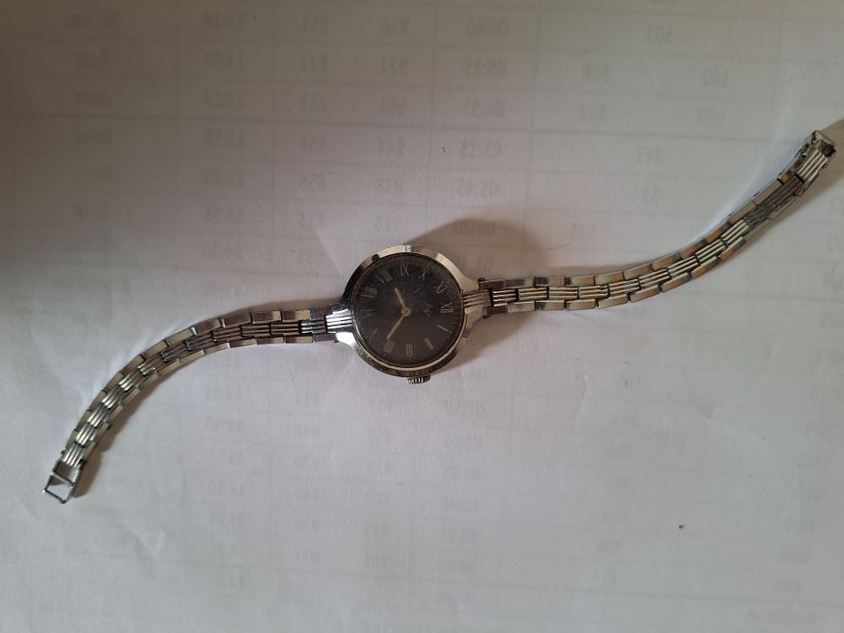 Продавам лот от механични и кварцови часовници.