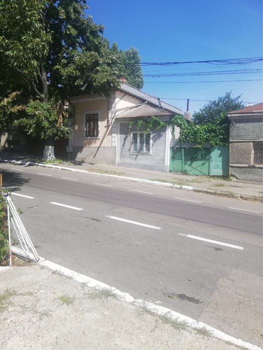 Casă, singur in curte, zona  centrala.
