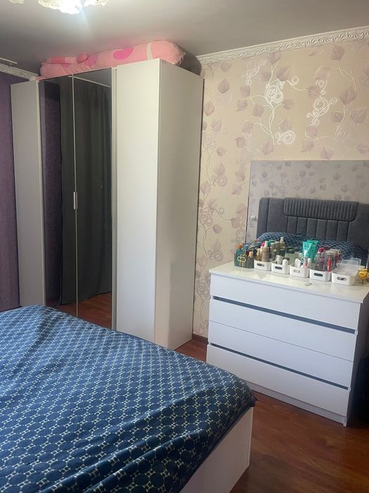 Срочно продам шкаф, кровать, комод и тумбочки 170000