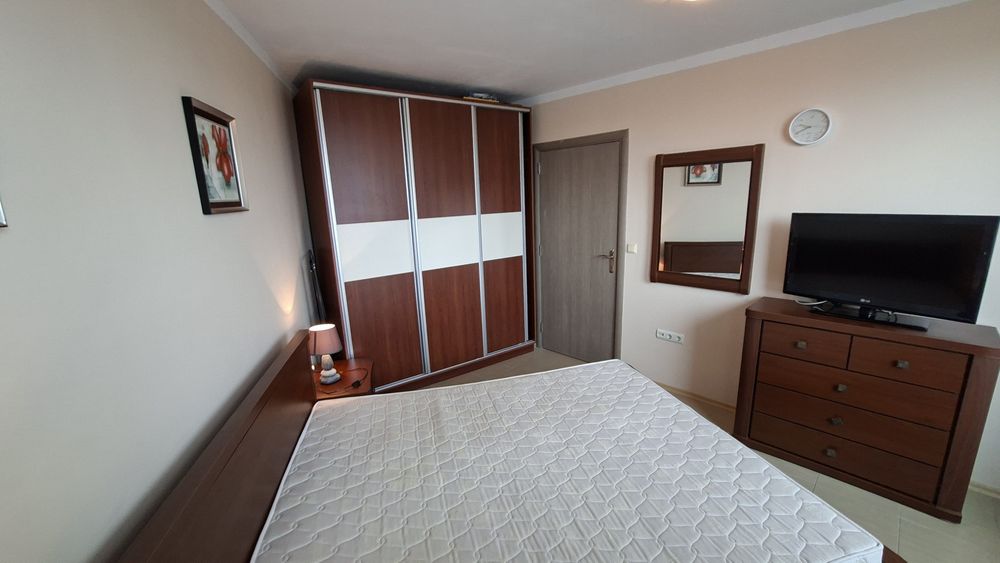 Спалня- комплек нощни шкафове, гардероб с 3  врати, скрин-Тв,огледало!