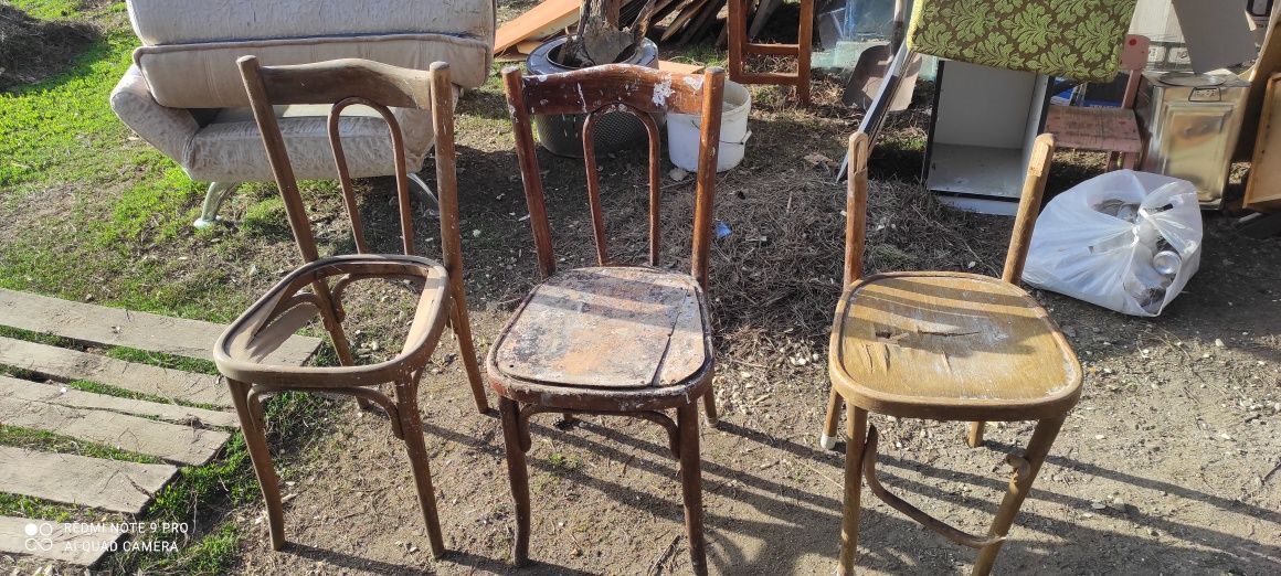 Четыре старых  стула.