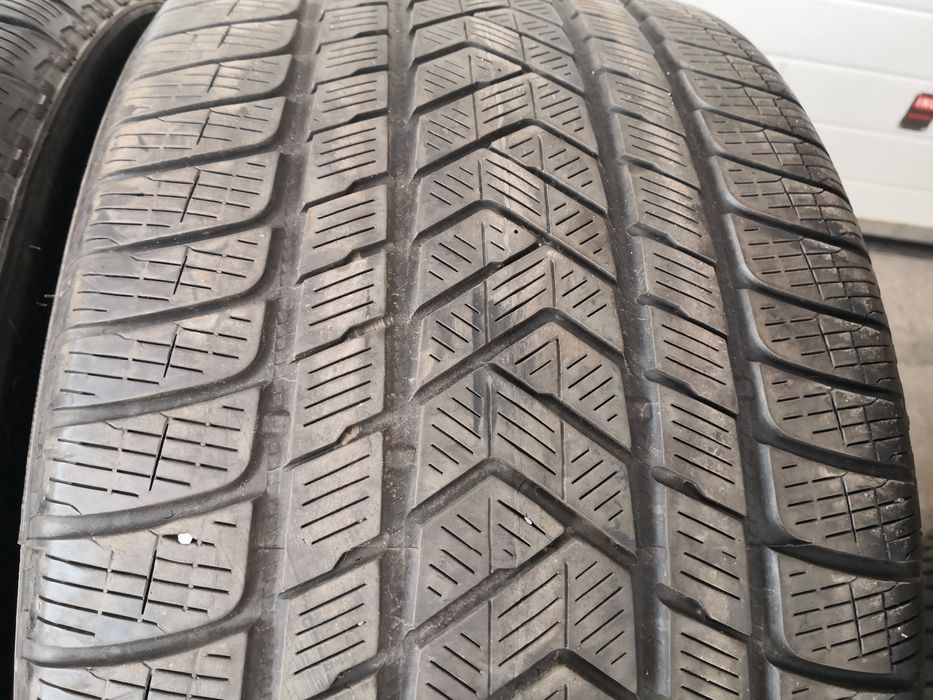 305 35 21 цола задни гуми  Pirelli