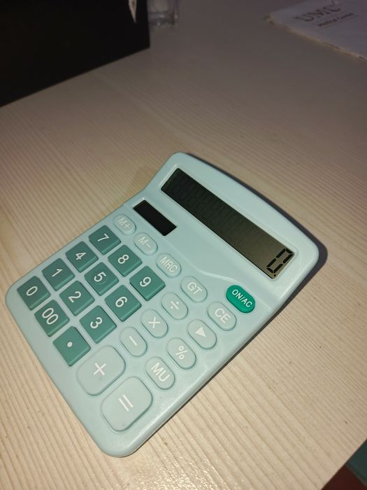 Калькулятор көк түсті