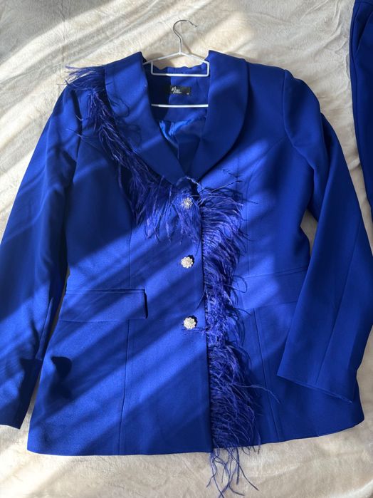 Нов син костюм 42