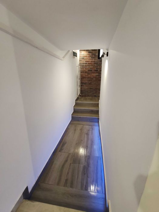 Vând Apartament la demisol cu 2 camere Zona Centrala!