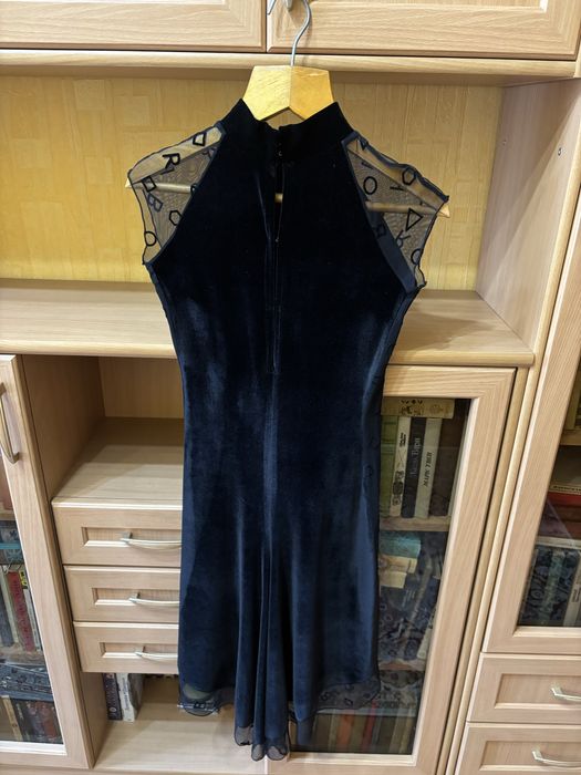 Черное платье прямого кроя