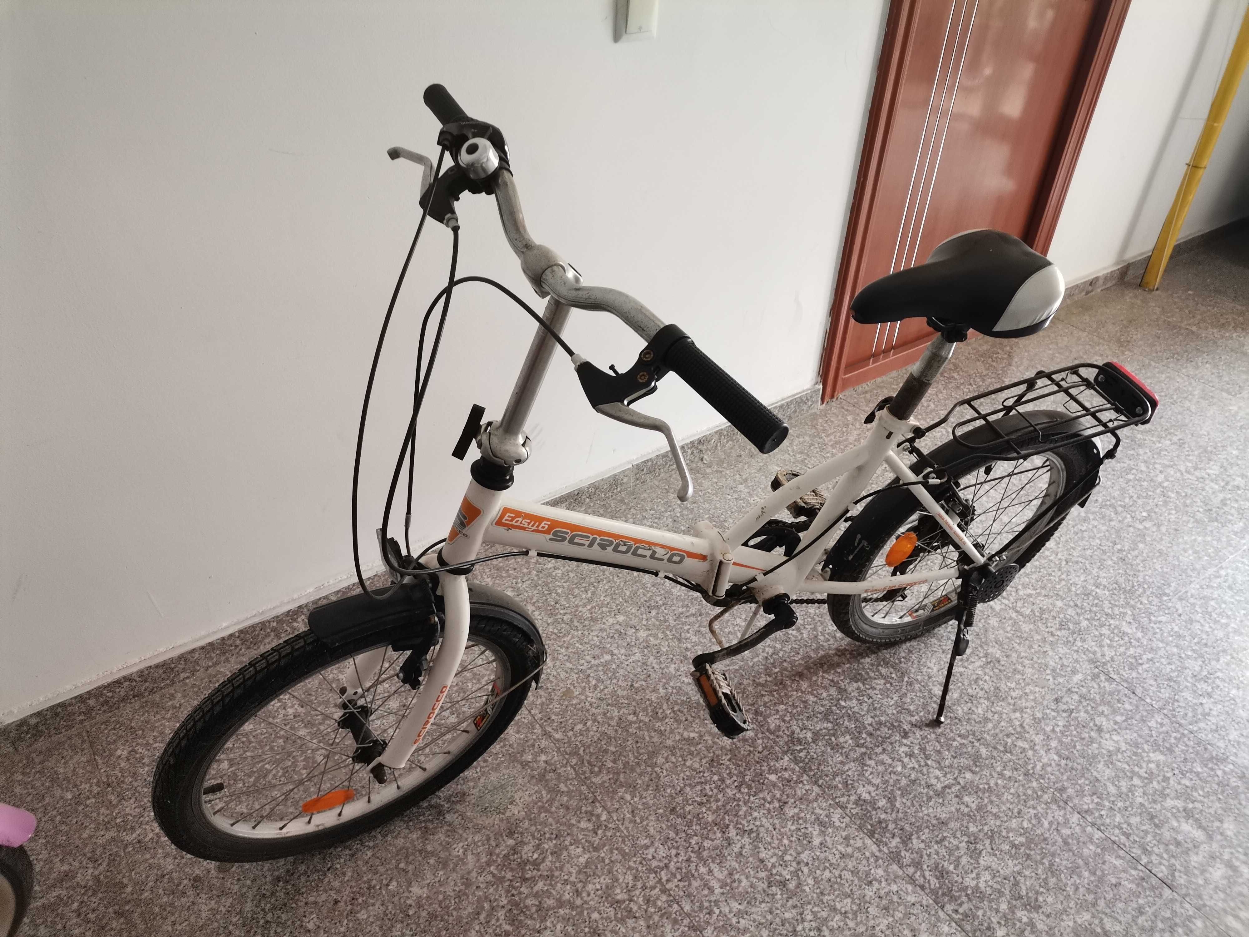 Bicicleta rabatabilă albă