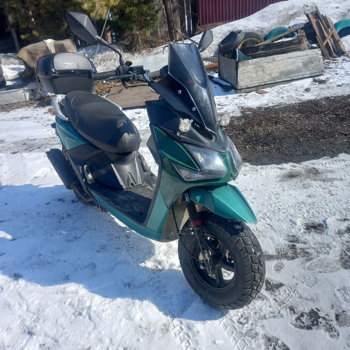 Скутер. 2024г купили . Двигатель хороший. Есть косяки по пластику.