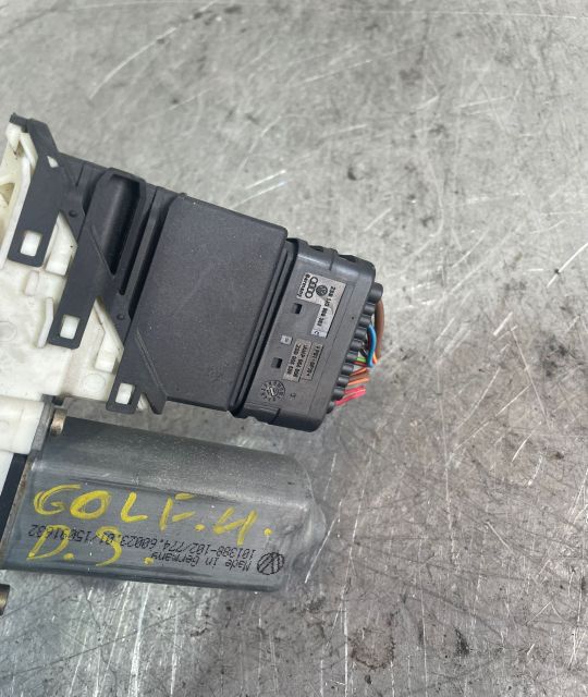 Motoras macara geam spate dreapta 105407 301 Volkswagen VW Passat B5.