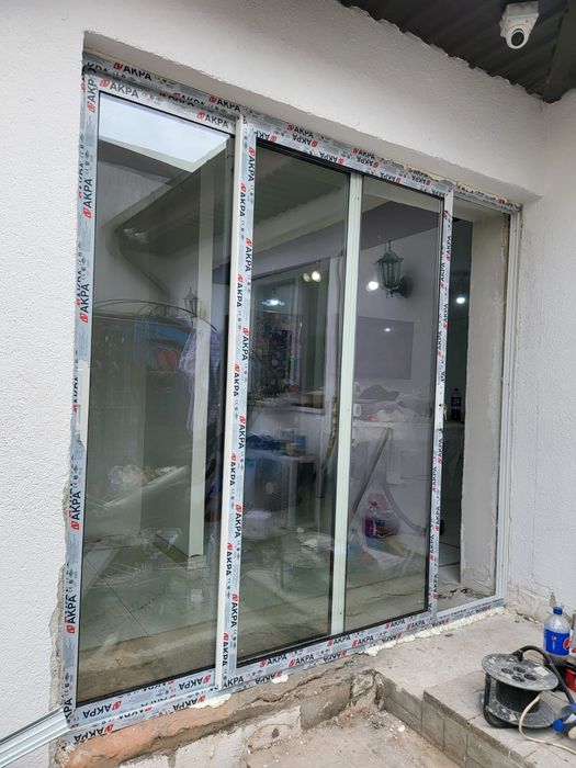 Uși glisante din aluminiu cu geam termopan de 22