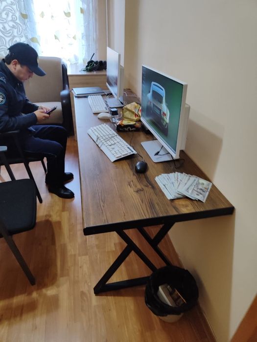 Стол компьютерный расчитан на 3 человека