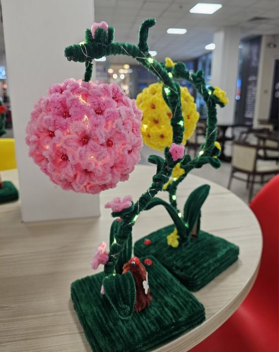 Lampa decorativă cu flori
Cu un aer de poveste si cu foarte multe flor
