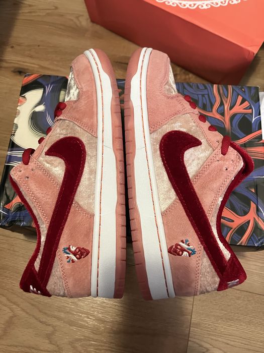 Nike dunk low strange love