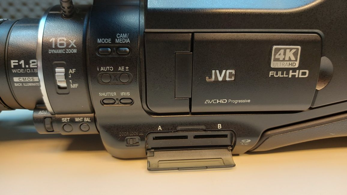 Camera JVC profesionala cu 2 carduri